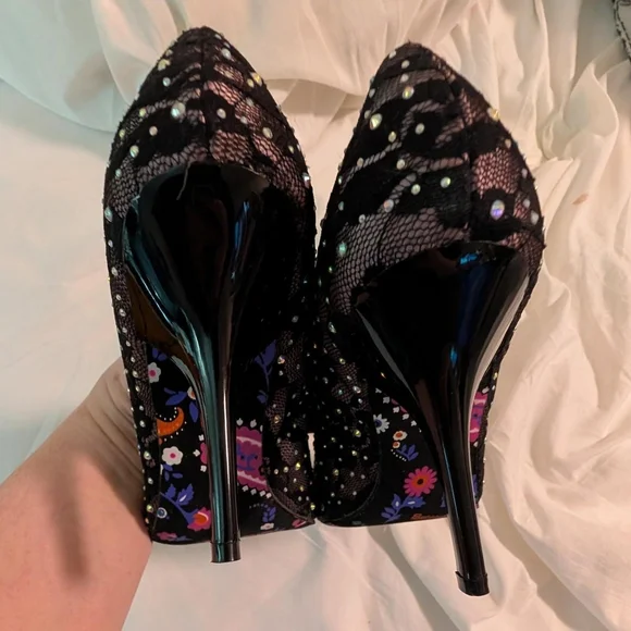 Betsey Johnson Black Lace Pointed-Toe High Heels Sz 8 - Picture 5 of 7
